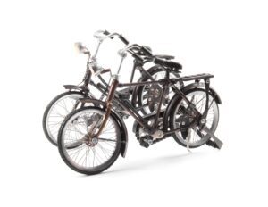 dos bicicletas antiguas