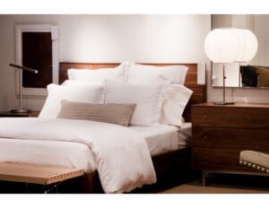 cama con jugo de sabanas cubrecama y muchas almuadas