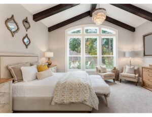 dormitorio con cama, muebles y decoraciones modernas