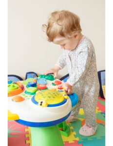un bebe jugando con un juguete interactivo