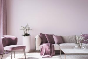 sala con muevles de color morado y beige