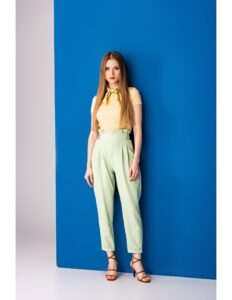 persona modelando una camiseta naranja y pantalon verde