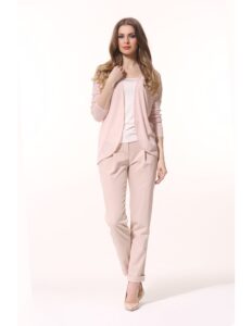 persona modelando un vestido con una chaqueta rosada