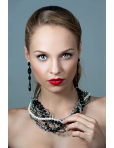 mujer con accesorios como aretes y collares
