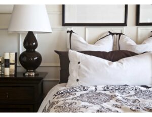 cama con mesa de noche con lampara