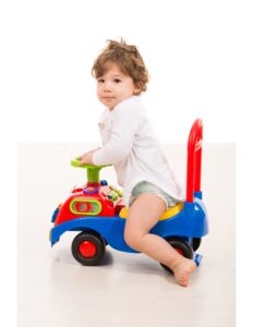 un bebe en un coche de jueguete