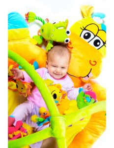 una bebe en una cama acolchonada para bebes