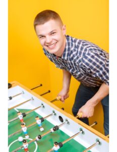 un muchacho jugando con un futbolito