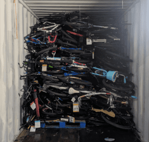bicicletas dentro de un contenedor