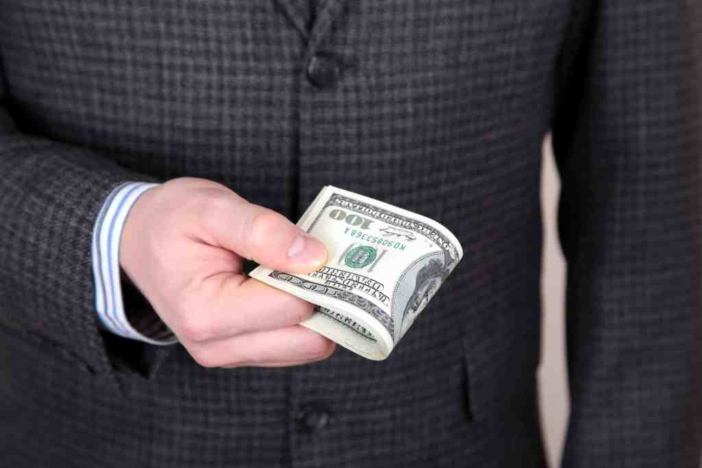persona con dinero en la mano