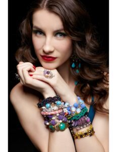 mujer con muchas pulseras de diferentes tipos en las manos