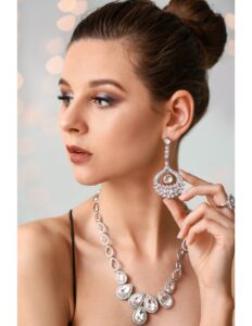 mujer enseñando aretes