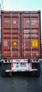 puertas de un contenedor sobre un camión