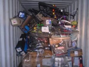 cajas y cosas dentro de un contenedor