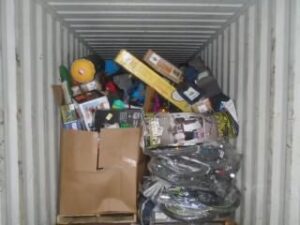 contenedor que tiene muchas cajas y cosas por dentro