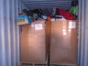 cajas y cosas dentro de un contenedor