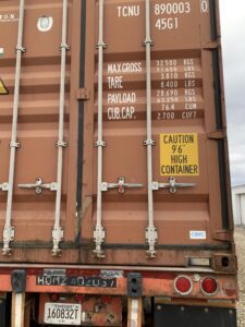 puertas de un contenedor sobre un camión