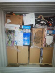 cajas y cosas dentro de un contenedor