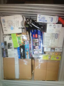 cajas y cosas dentro de un contenedor