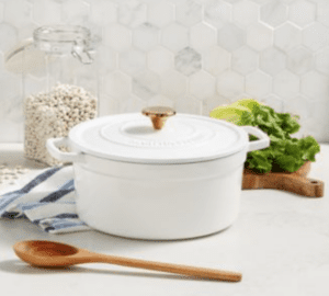 olla blanca en una mesa de cocina