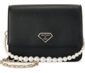 Bolso con solapa y detalle de perlas de Mateo For INC