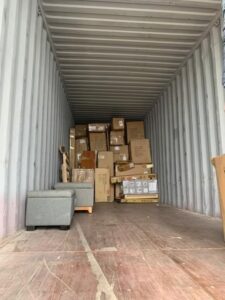cajas dentro de un contenedor