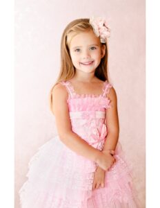 una niña con un vestido rosado