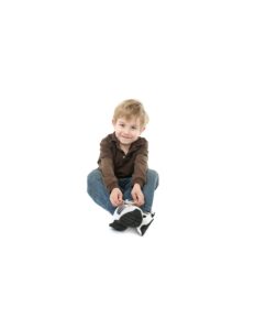 una niño con una camisa cafe y un jean sentado
